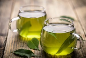 Натурален зелен чай в прозрачна чаша | LuckyFit