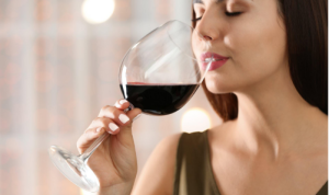 Чаша червено вино на ден за детокс и възстановяване