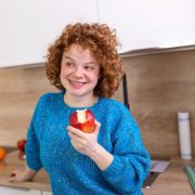 Жена, която спазва моно хранене с ябълки.
