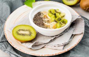 Киви с банани, мляко и чия за закуска.