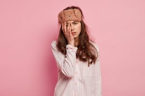 Изморена жена по пижама, която страда от безсъние