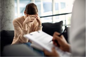 Жена в депресия на преглед при специалист