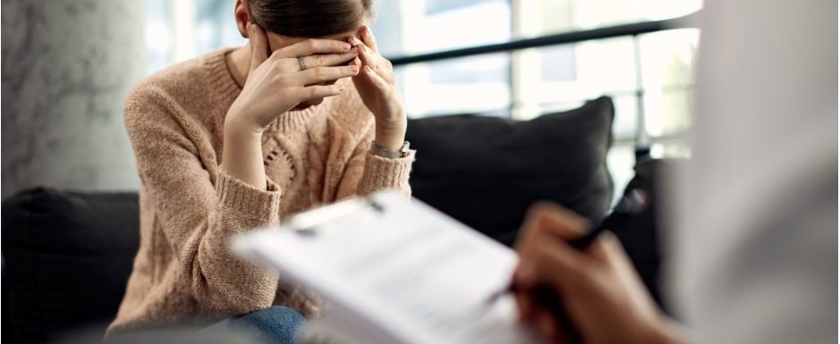 Жена в депресия на преглед при специалист