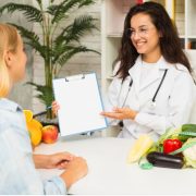Жена на преглед при медицински диетолог