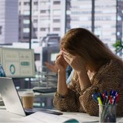 Изтощена жена на работното си място