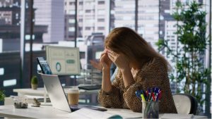 Изтощена жена на работното си място