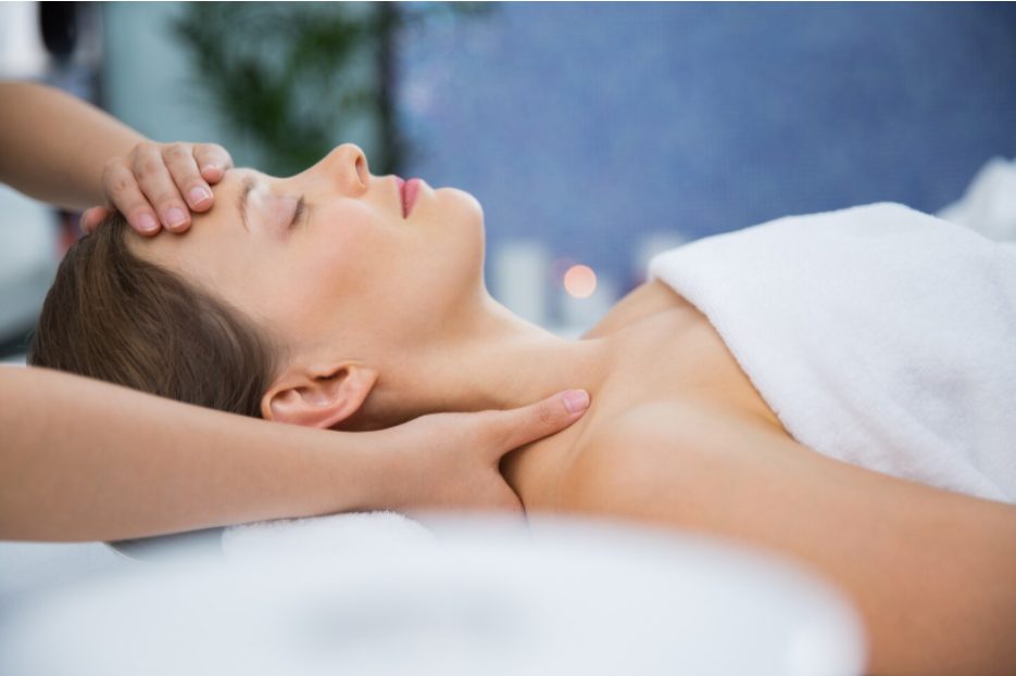 Жена с хронична умора по време на масаж на глава