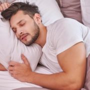 Мъж спи в леглото си
