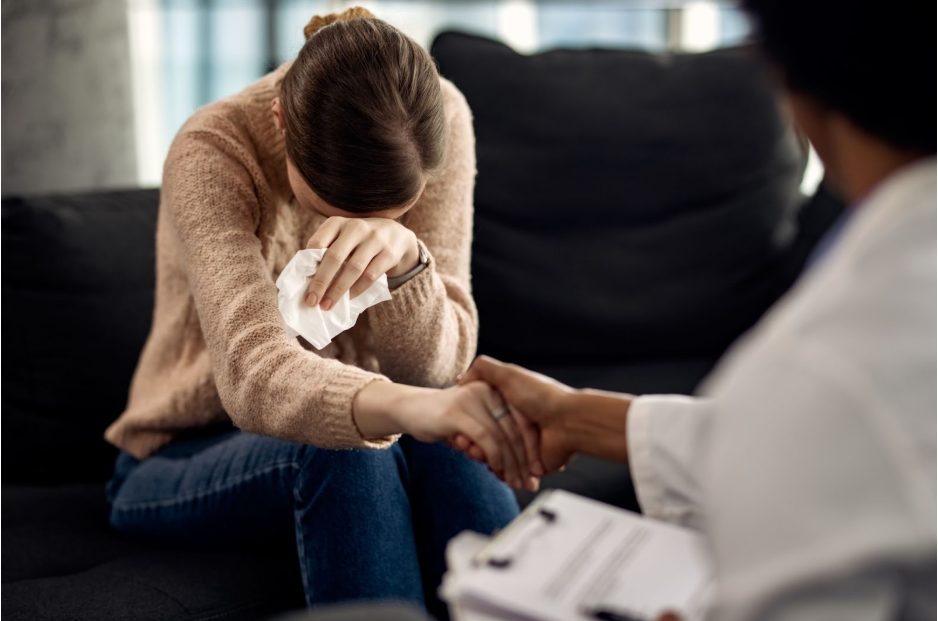 Жена, която плаче, а мъж ѝ държи ръката